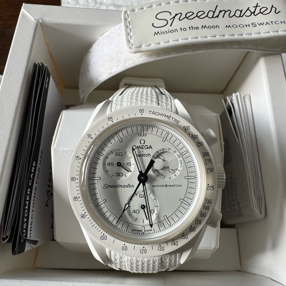 Brand new in box with receipt Moonswatch - MISSION TO THE MOONPHASE - SNOOPY.